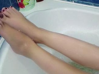 luscious_angel Gets Her Feet Wet