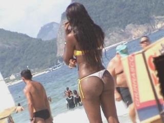 Round ass at the beach