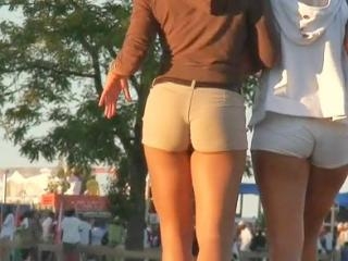 Tight shorts girls are walking in front of me deli